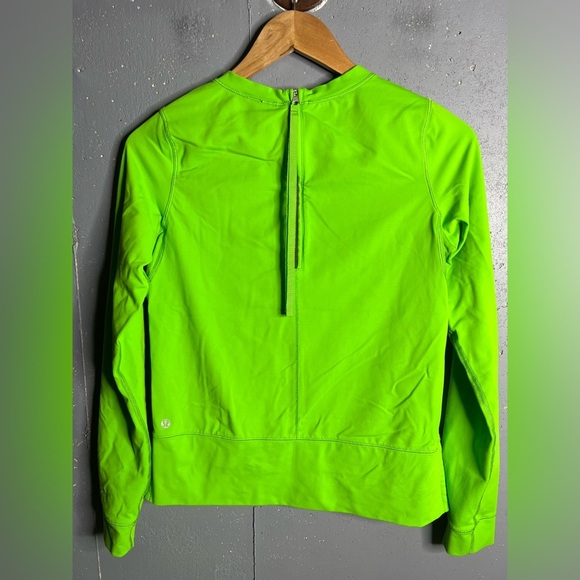 Lululemon Run: Warm Up Crew in lime green. Size 4 - Picture 4 of 10